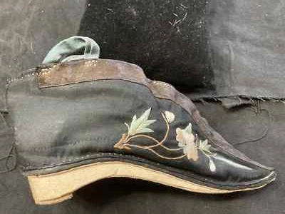 Maravilloso zapato de pie atado para mujer chino dinastía Qing para exhibición Foto 1 de 4