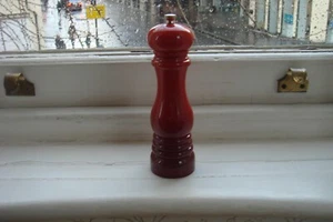 New Le Creuset Red Cerise Pepper Mill / Grinder with New Cole & Mason Screw - Picture 1 of 10