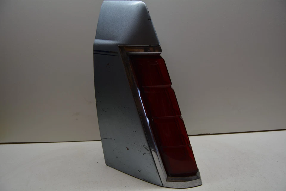 1980-1983 LINCOLN MARK VI LEFT SIDE QTR MOUNTED TAIL LIGHT LAMP OEM, 166-01025 - Image 1 of 4