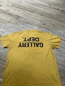 Talla L - Camisa amarilla con logotipo invertido Gallery Dept - Imagen 1 de 10