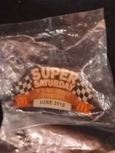 McDonalds Super Saturday Flags 2010 solapa y sombrero pasador coleccionable - Imagen 1 de 2