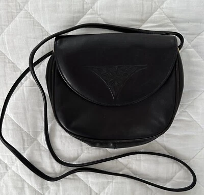 Cartera de cuero vintage negra bandolera ROLFS mínima simple floral en relieve Foto 1 de 4