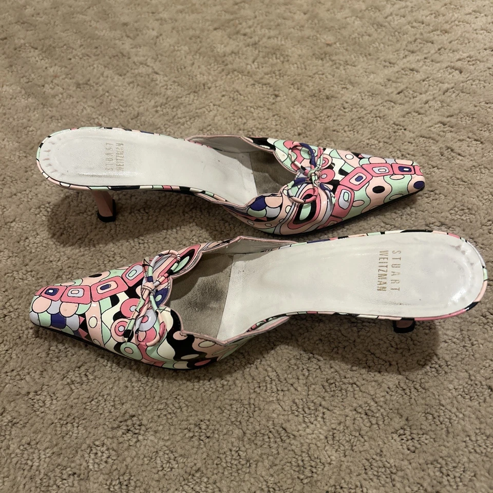 Zapato de tacón de gatito multicolor Stuart Weitzman Foto 1 de 4