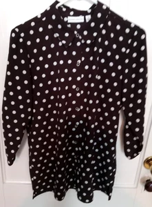 Blusa SUSAN GRAVER Negra con Lunares Blancos Botón Frontal 100% Poliéster NUEVA SIN ETIQUETAS S - Imagen 1 de 5
