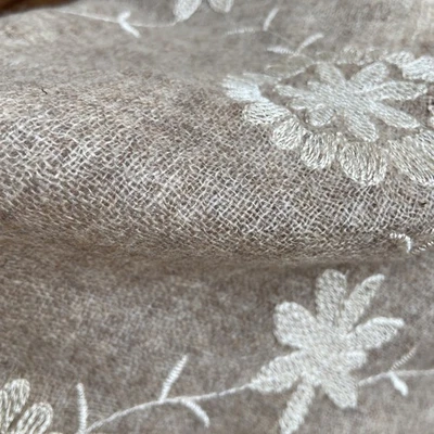 NUEVO CON ETIQUETAS ENVOLTURA BORDADA 100% CACHEMIR 29x80 avena Foto 1 de 4