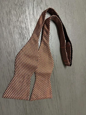 Pajarita de seda ajustable a cuadros naranja y azul Izod para hombre usada en excelente estado Foto 1 de 4