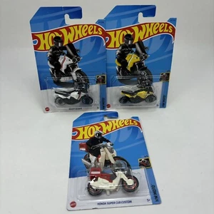 Lote de 3 motocicletas Hotwheels Ducati DesertX, Honda Super Cub Custom HW - Imagen 1 de 8