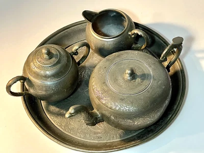 Antiguo juego de tetera china de peltre HUIKEE SWATOW grabado motivo de dragón y flor Foto 1 de 4