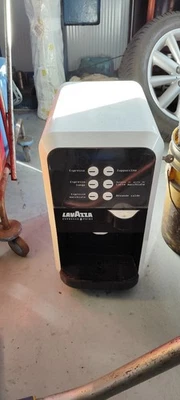 MACCHINA DA CAFFÈ LAVAZZA EP 2500 PLUS RICONDIZIONATA - CON CAPSULE OMAGGIO - Immagine 1 di 2