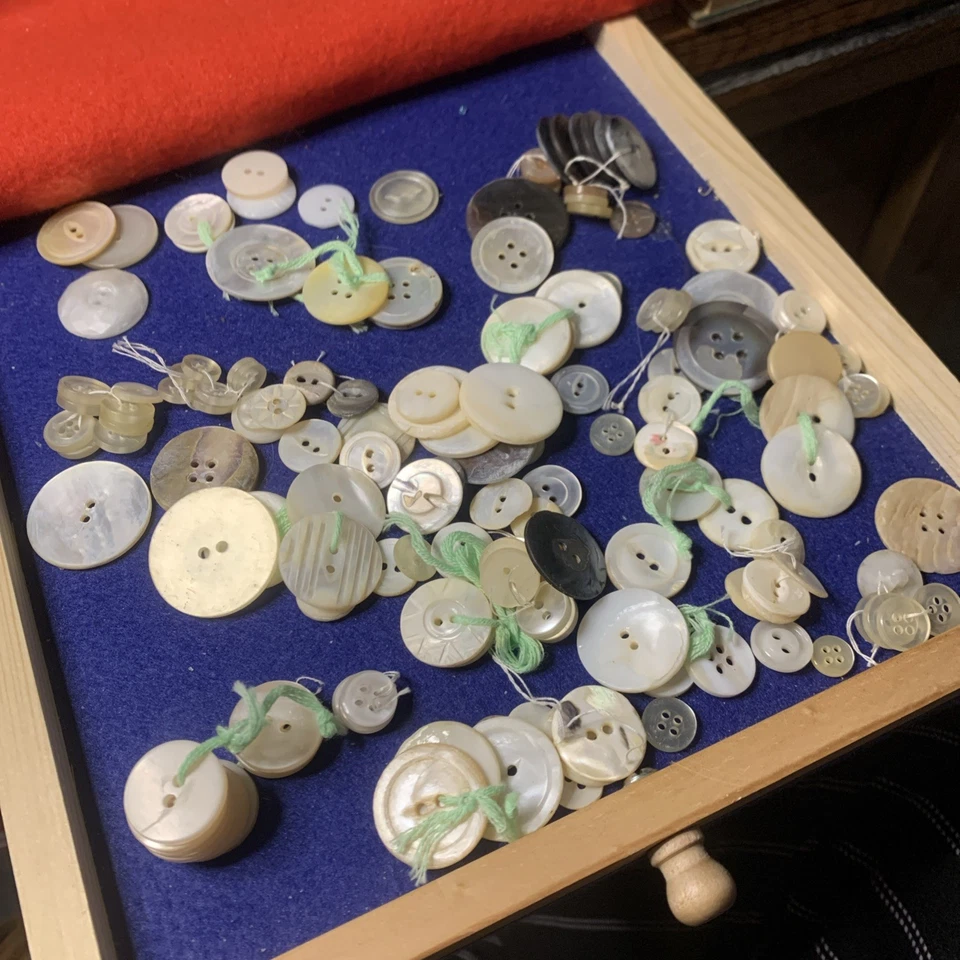 Buttons  - Image 1 of 3