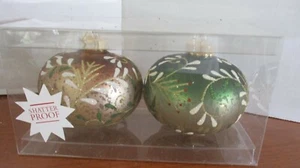 Set of 2 Large Green & Gold w/ GLITTER LEAVES CHRISTMAS ORNAMENTS~NIB - Picture 1 of 4