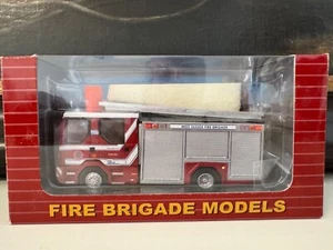 Bomberos Modelos FBM2710 Dennis Sabre West Sussex Fire 1/50 - Imagen 1 de 3