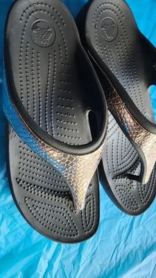 Lindos chinelos Crocs prata e cinza tamanho 9 W - Imagem 1 de 4