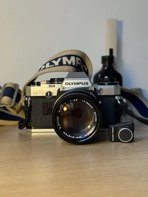 Olympus OM10 fotocamera reflex pellicola 35 mm con adattatore manuale Prime 135 mm f3.5 Zuiko - Immagine 1 di 4