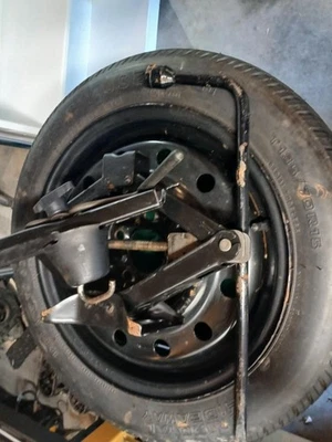 Juego de neumáticos de repuesto y gato Ford Taurus 1998  Foto 1 de 4