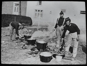 WW1 - BELGIAN SOLDIERS COOKING FOOD FOR TROOPS AT FORT Magic Lantern Slide PHOTO - Picture 1 of 3