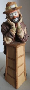 Flambro Taiwan Limited Edition 3907/15000 Hobo Clown Leaning on Stool Figurine - Foto 1 di 15