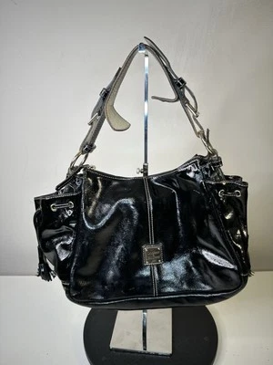 Bolso de hombro Dooney & Bourke de charol negro Foto 1 de 4