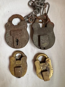 Vier alte / antike Vorhängeschlösser aus Messing & Stahl - ohne Schlüssel. - Bild 1 von 18