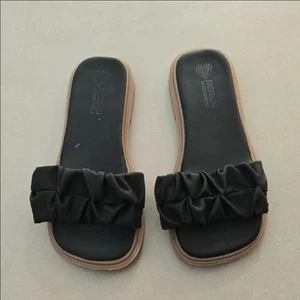 Fashion Kids Faux Leather Black Ruffled Slide Sandals Size 2.5 - Picture 1 of 5
