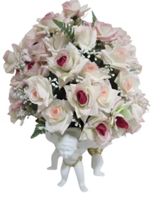 Florero con rosas de imitación querubines ángeles sosteniendo flores - Imagen 1 de 13