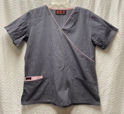 Blusa Médica Beverly Hills Uniforms Gris y Rosa Talla Pequeña Simulada Cuello Envolvente Foto 1 de 4