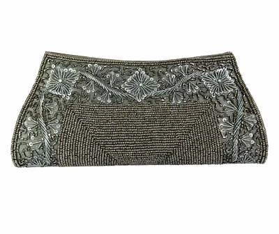 Cartera clutch con cuentas de muñeca Foto 1 de 4