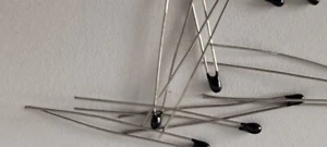 2 Stück Thermistor / NTC 1K 2K 3K 4,7K 5K 10K 20K 47K 50K 100K - Foto 1 di 1
