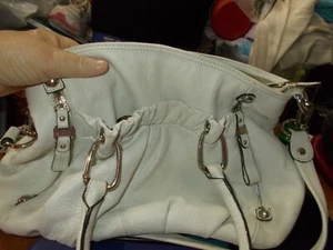 Nuevo Bolso de Hombro Grande B Makowsky Cuero Blanco Plateado Hardware - Imagen 1 de 3
