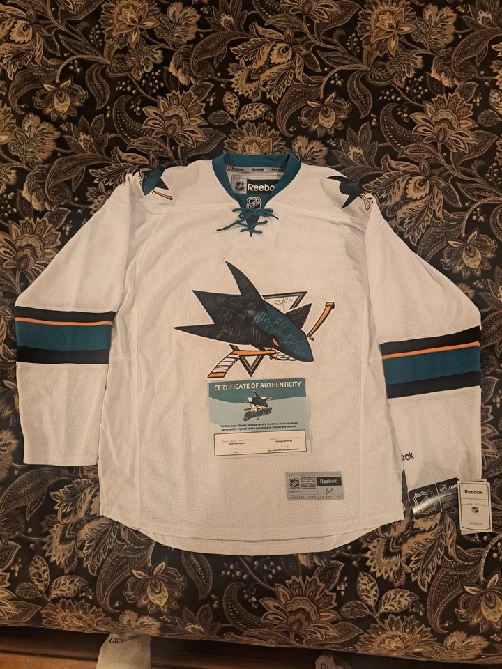 Camiseta firmada por el equipo de los Tiburones de San José 2013-14 Patrick Marleau Joe Thonton certificado de autenticidad SJ Foto 1 de 4