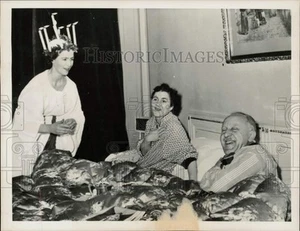 Foto de prensa 1955 Lucía novia sirve desayuno a Halldor & Audur Laxness, Suecia - Imagen 1 de 2