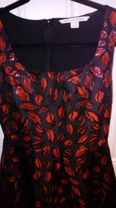 Diane Von Furstenberg Minnie Metallic Tonal Red Jacquard Metallic Lips Sz 4 - Picture 1 of 12