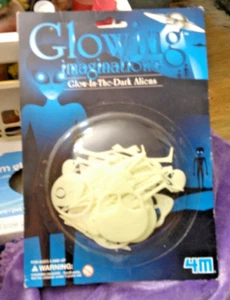 NEW 4 M 16 pc Glow in the Dark Space Aliens Wall Ceiling Kids Decor - Picture 1 of 1