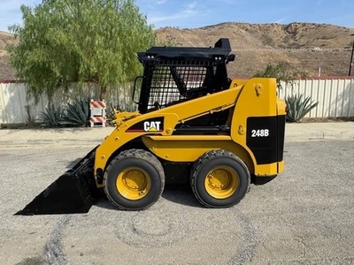 Minicargadora CAT 248B CON SOLO 671 HORAS, CONTROLES PILOTO LIMPIA EX CALIF CITY Foto 1 de 4