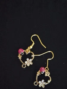 Pendientes Ladybug y Flor en Forma de Corazón Tono Dorado - Imagen 1 de 1