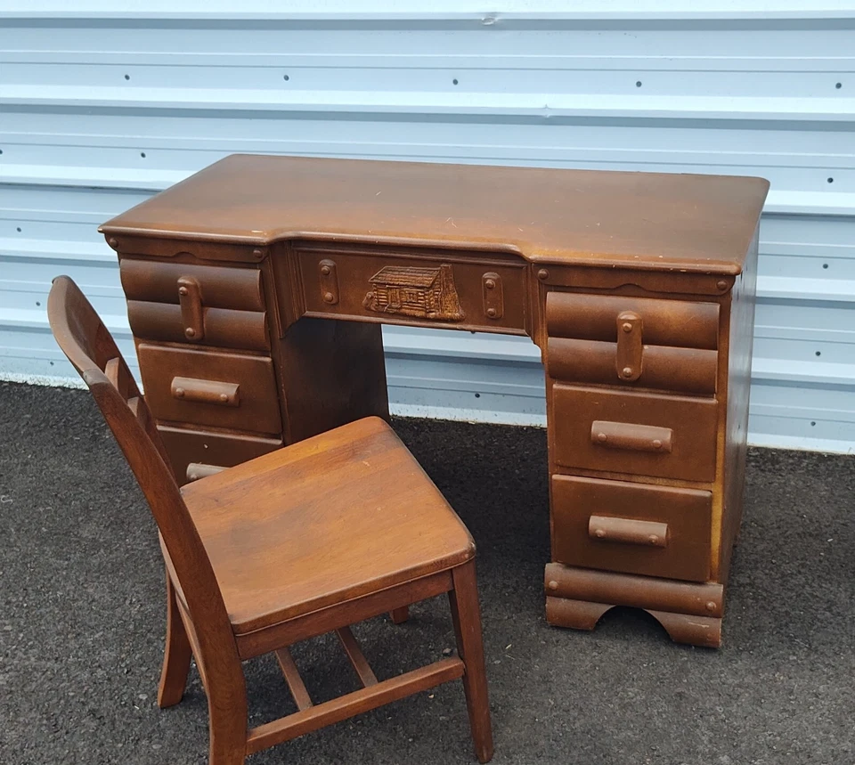 Virginia House - Juego de cabaña de troncos - Cómoda de escritorio y silla años 50 rara Foto 1 de 4