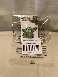 Disney Star Wars The Mandalorian EL NIÑO SENTADO BEBÉ YODA PIN ESMALTE NUEVO  - Imagen 1 de 3
