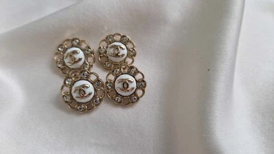 LOT OF 4 CHANEL WHITE/GOLD  BUTTONS CHAIN PATERN 20MM - Image 1 of 4