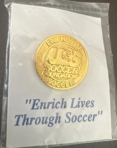 Pin Friends of Soccer Foundation “Enriquecer la vida a través del fútbol” Nuevo de Lote Antiguo - Imagen 1 de 1