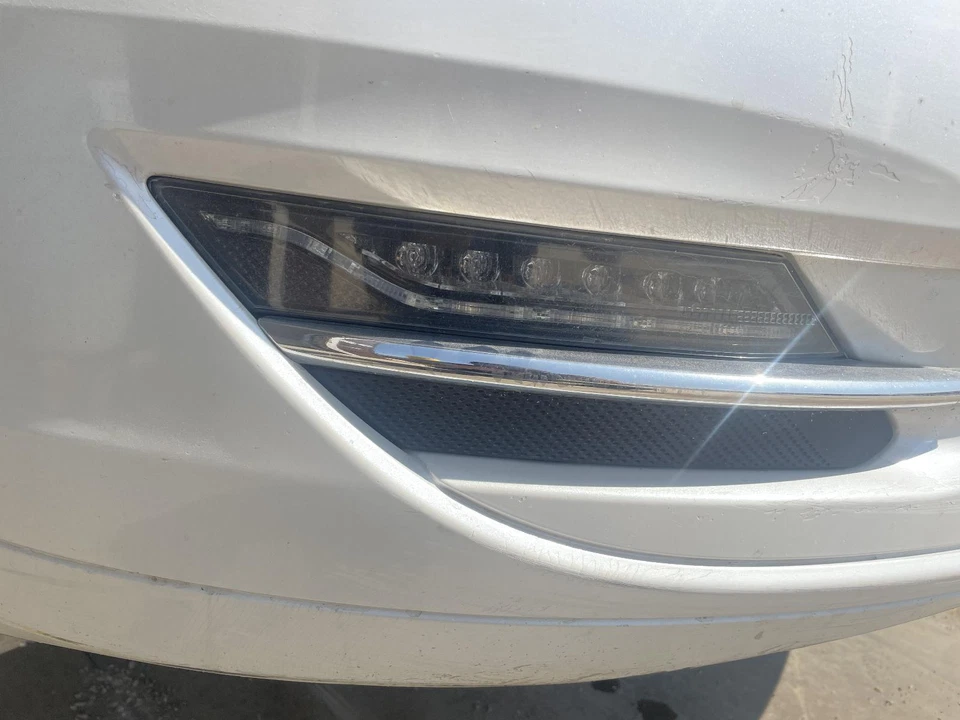 Luz de conducción usada se adapta a: Lincoln MKZ 2015 conducción antiniebla con grado de iluminación de firma Foto 1 de 4