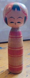 Muñeca Kokeshi vintage japonesa tallada de madera 2,5" firmada - Imagen 1 de 3