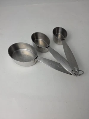Juego de 3 vasos medidores de acero inoxidable Cuisipro 1/2, 1/3, 1/4 Foto 1 de 4