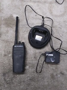 WORKING BUT AS-IS Motorola CP200D AAH01JDC9JA2AN VHF 16CH 136-174MHz Radio - Zdjęcie 1 z 8
