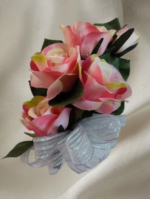 Pin hecho a mano en ramillete Foto 1 de 2