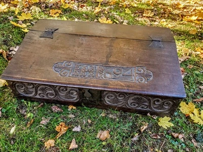 Caja Biblia Inglesa Siglo XVII Tallada a Mano Fecha 1694 Foto 1 de 4