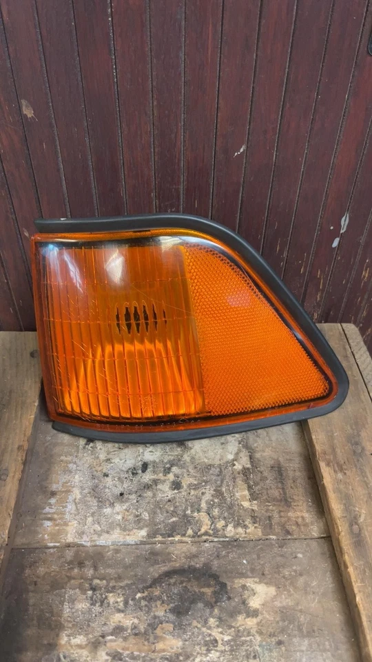Luz de señal de giro izquierda Plymouth Acclaim 1991-95 OEM 04676023 Foto 1 de 2