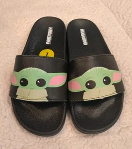 ¡NUEVO! Disney Star Wars Mandalorian "Grogu" Diapositivas Lucas Films Ltd Niños Talla 1 - Imagen 1 de 4