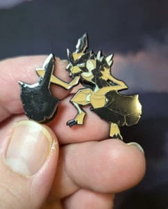 Official Pokemon - Galarian Scyther Enamel Pin - Imagen 1 de 2