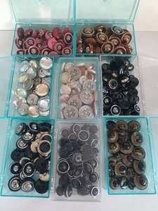 Umfangreiche Sammlung Vintage Knöpfe – 8 Boxen voller klassischer Schätze - Bild 1 von 10