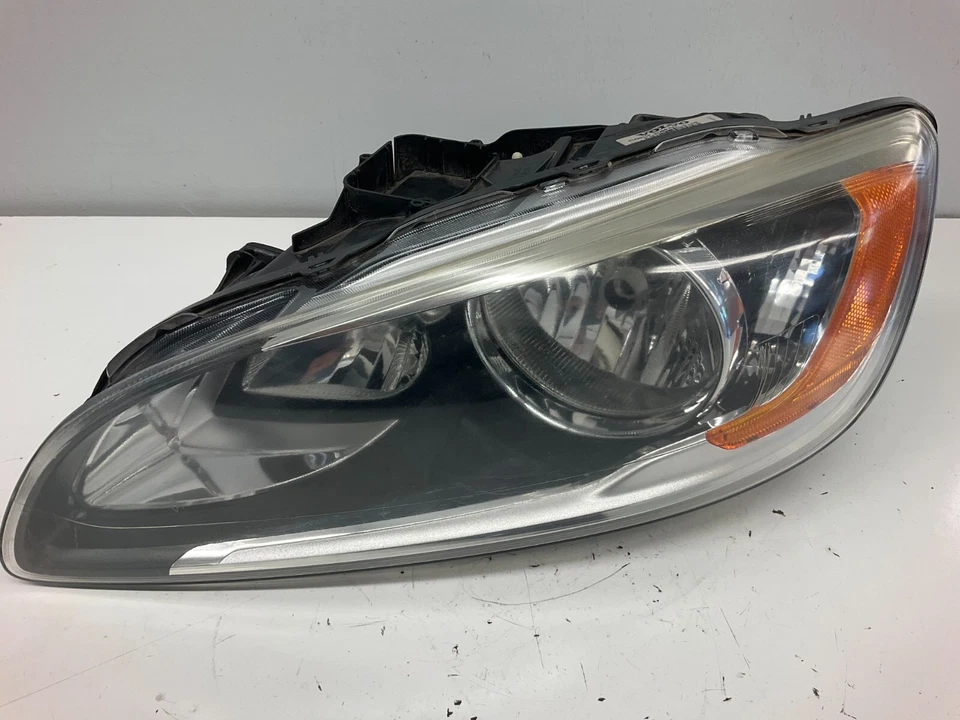 Conjunto de farol de halogênio esquerdo Volvo S60 V60 14-18 31420287 - Imagem 1 de 4